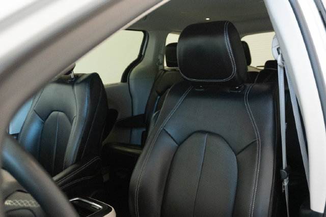 Used 2024 Chrysler Pacifica Touring-L FWD image 19