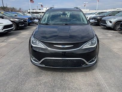 Used 2018 Chrysler Pacifica Limited w/ Tire & Wheel Group