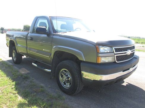 Used 2007 Chevrolet Silverado 2500 LT AWD/4WD image 4
