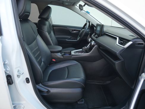 Used 2021 Toyota RAV4 XLE Premium image 15
