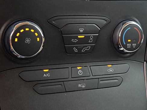 Used 2019 Ford Edge SE FWD image 14