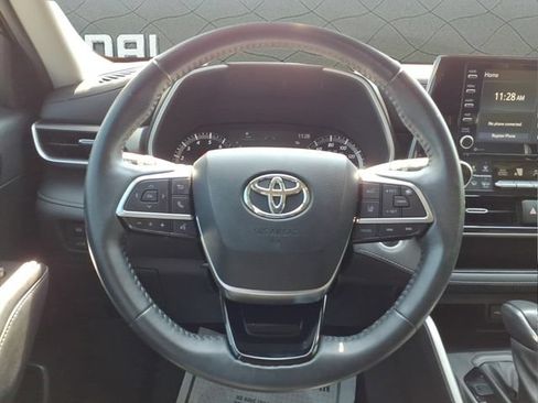 Used 2021 Toyota Highlander XLE AWD/4WD image 19