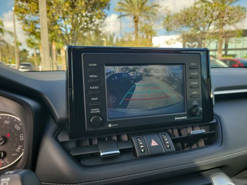 Used 2022 Toyota RAV4 XLE Premium image 4