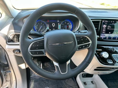 Used 2024 Chrysler Pacifica Touring-L FWD image 14