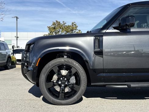 New 2026 Land Rover Defender 130 X-Dynamic SE image 10