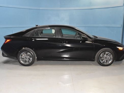 Used 2024 Hyundai Elantra SEL FWD image 25