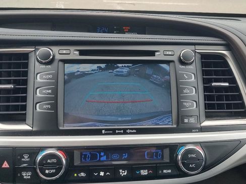 Used 2018 Toyota Highlander XLE AWD/4WD image 16