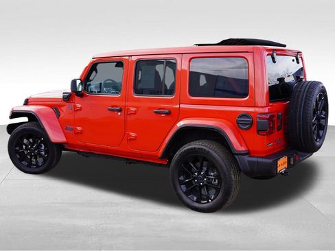 Certified 2025 Jeep Wrangler Unlimited Sahara w/ Safety Group image 9