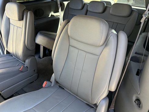 Used 2006 Chrysler Town & Country Touring image 62