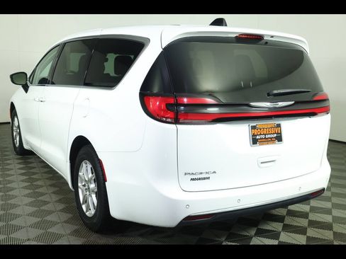 Used 2024 Chrysler Pacifica Touring-L FWD image 13
