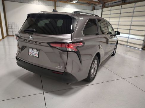 Used 2021 Toyota Sienna XLE image 14