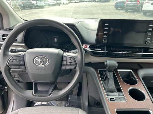 Used 2024 Toyota Sienna LE image 10