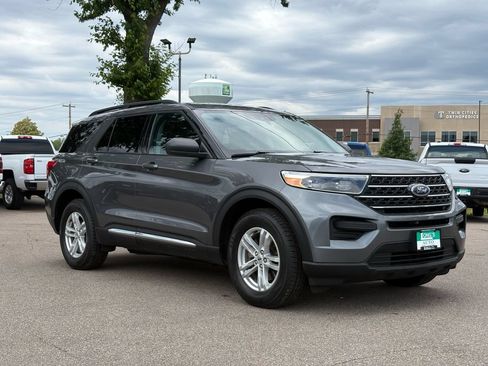 Used 2023 Ford Explorer XLT AWD/4WD image 2
