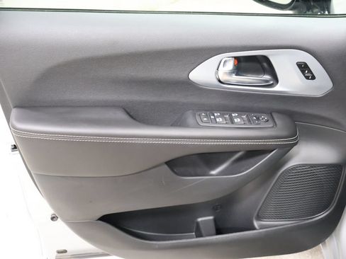 New 2026 Chrysler Pacifica Limited w/ S Appearance Package AWD/4WD image 9