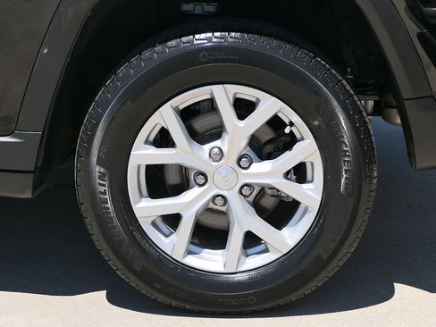 Used 2023 Jeep Grand Cherokee Limited AWD/4WD image 7