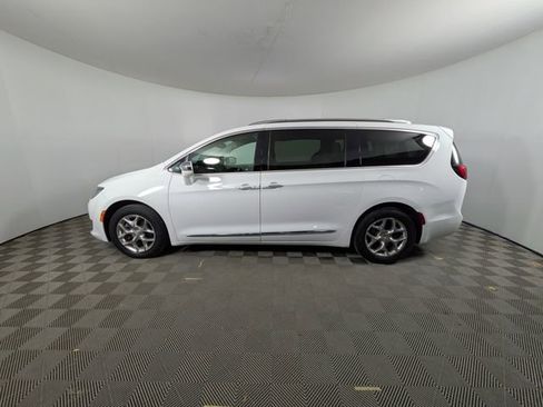 Used 2019 Chrysler Pacifica Limited image 19