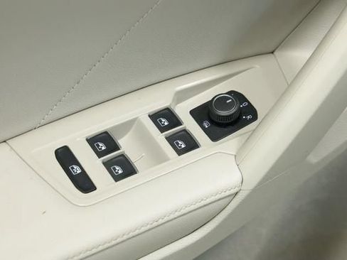 Certified 2024 Volkswagen Tiguan SE w/ Panoramic Sunroof Package FWD image 31