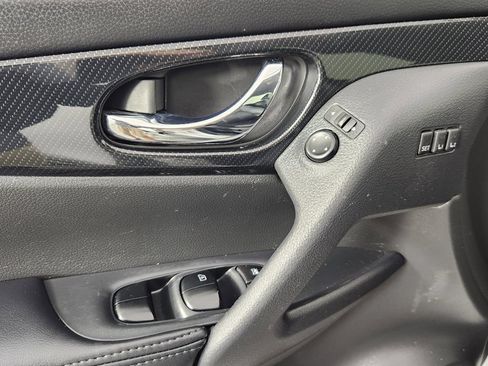 Used 2019 Nissan Rogue SL AWD/4WD image 12