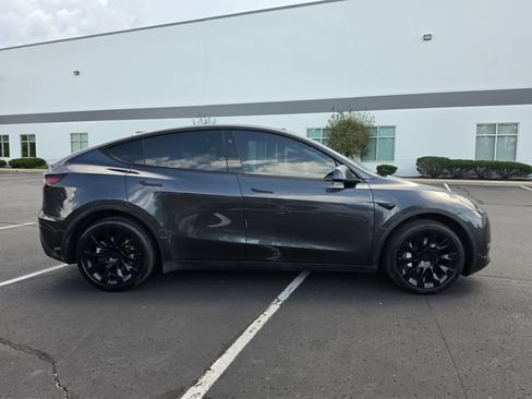 Used 2024 Tesla Model Y 2WD image 3
