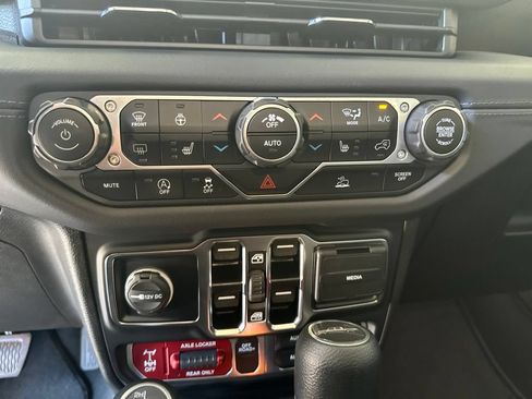 Used 2024 Jeep Gladiator Mojave w/ Technology Group AWD/4WD image 13