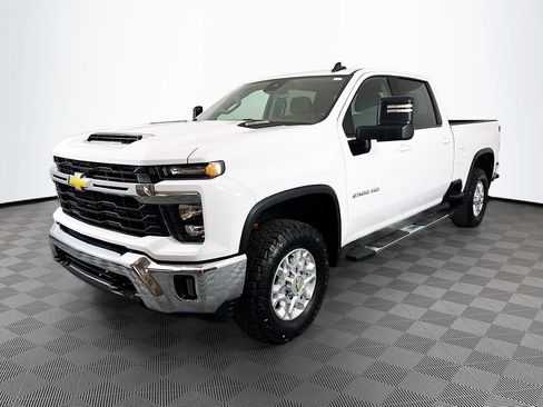 Used 2025 Chevrolet Silverado 2500 LT AWD/4WD image 3
