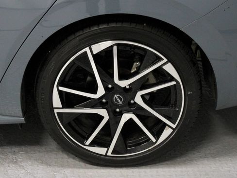 Used 2025 Nissan Sentra SR w/ SR Premium Package FWD image 18