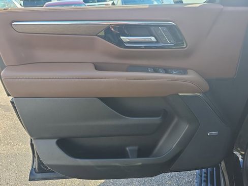 Used 2025 Chevrolet Suburban High Country image 27