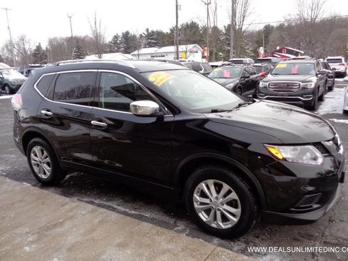 Used 2015 Nissan Rogue SV image 2