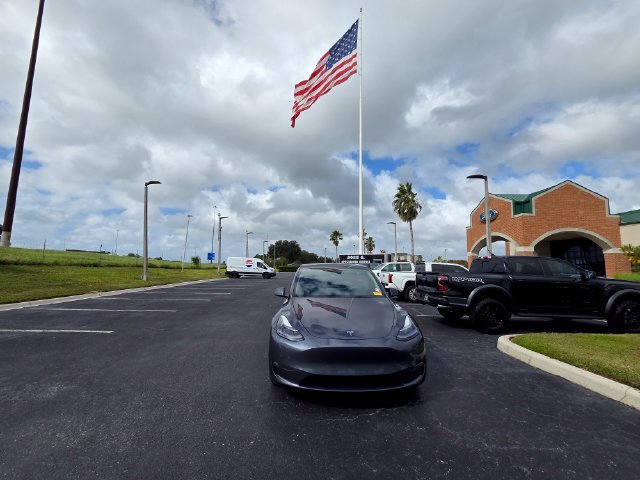 Used 2023 Tesla Model Y Performance AWD/4WD image 3