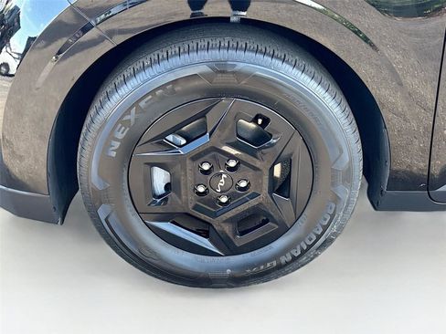 Used 2025 Kia Carnival image 32