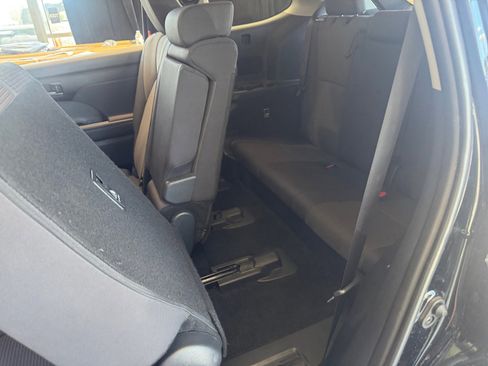 Used 2025 Toyota Highlander LE FWD image 25