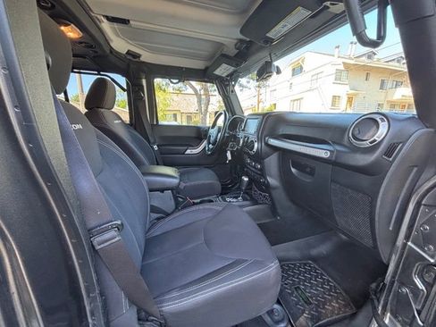Used 2017 Jeep Wrangler Unlimited Rubicon w/ Connectivity Group image 37