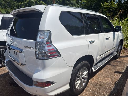 Used 2016 Lexus GX 460 w/ Premium Package AWD/4WD image 3