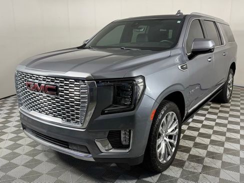 Used 2022 GMC Yukon XL Denali w/ Advanced Technology Package image 2