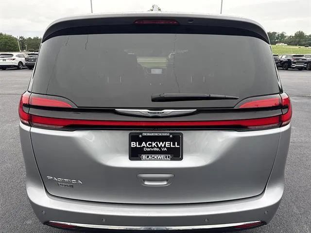 Used 2021 Chrysler Pacifica Touring-L FWD image 5