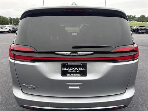 Used 2021 Chrysler Pacifica Touring-L FWD image 5