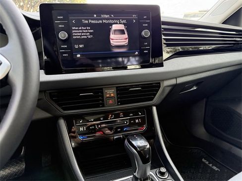 Certified 2025 Volkswagen Jetta SE w/ Sunroof Package image 14