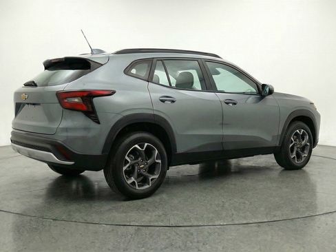 Used 2025 Chevrolet Trax LT w/ LT Convenience Package image 9