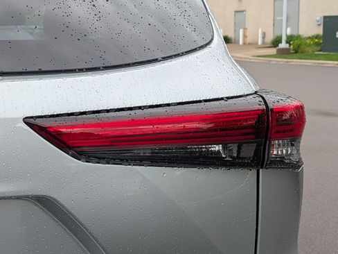 Used 2020 Toyota Highlander XLE AWD/4WD image 17
