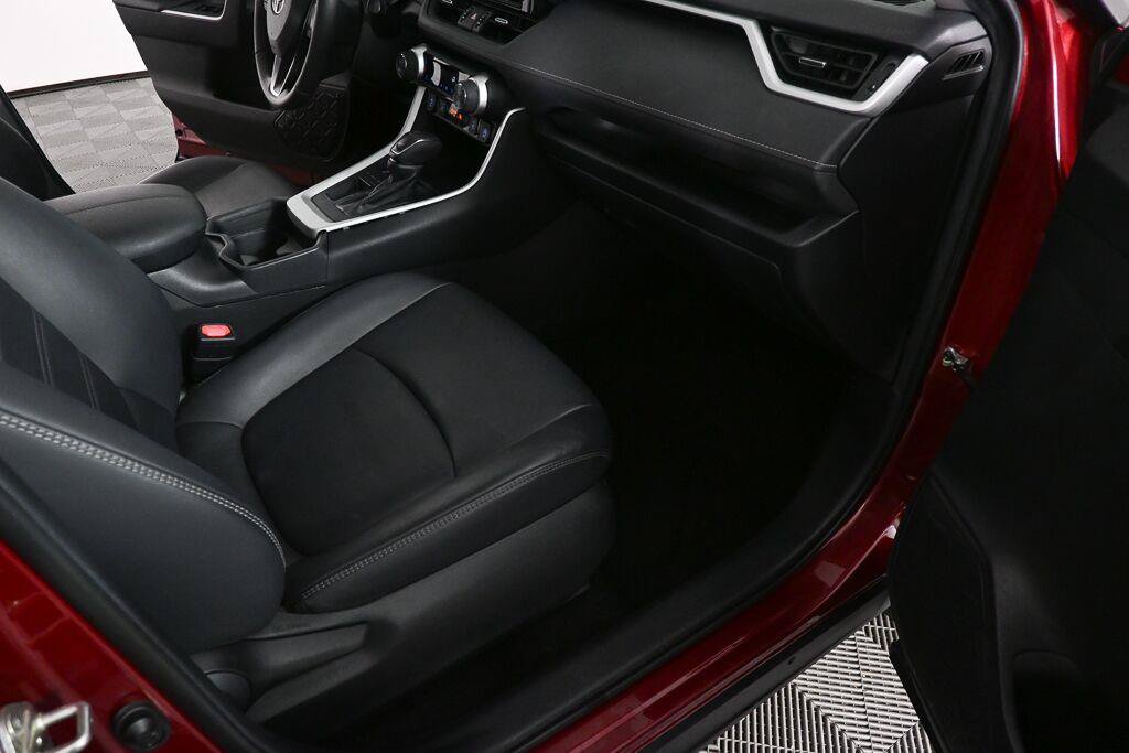 Used 2020 Toyota RAV4 XLE Premium FWD image 23