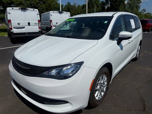 Used 2023 Chrysler Voyager LX FWD image 2