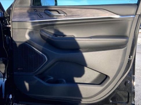 Used 2025 Jeep Grand Cherokee L Overland w/ Advanced Protech Group III image 23