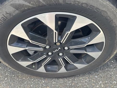 Used 2024 Kia Carnival EX FWD image 5