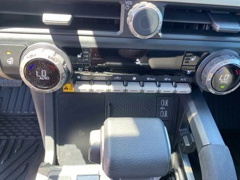 Used 2025 Toyota Tacoma Limited AWD/4WD image 35