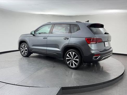 Used 2022 Volkswagen Taos SE FWD image 6