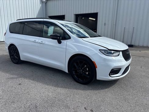 Used 2025 Chrysler Pacifica Limited FWD image 6