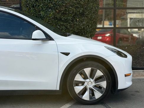 Used 2022 Tesla Model Y Long Range image 23