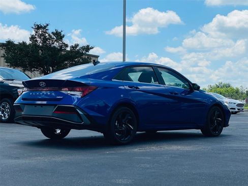 Used 2025 Hyundai Elantra Limited FWD image 4