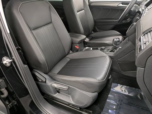 Used 2022 Volkswagen Tiguan SE w/ Panoramic Sunroof Package AWD/4WD image 28