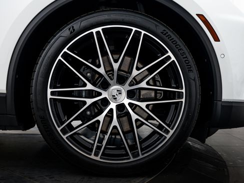 Certified 2025 Porsche Macan 4S Electric AWD/4WD image 11